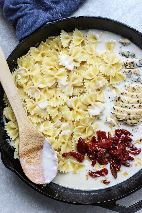 White sauce, sun-dried tomatoes and chicken - making Creamy Sun-dried Tomato Pasta with Chicken