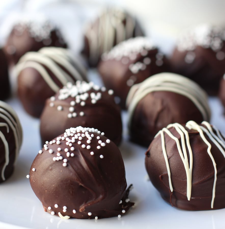 A plate full of No-Bake Oreo Truffles