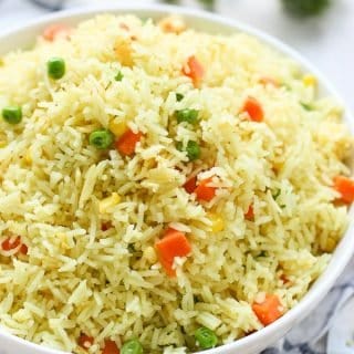 Un bol de Arroz Fácil de Verduras Mixtas