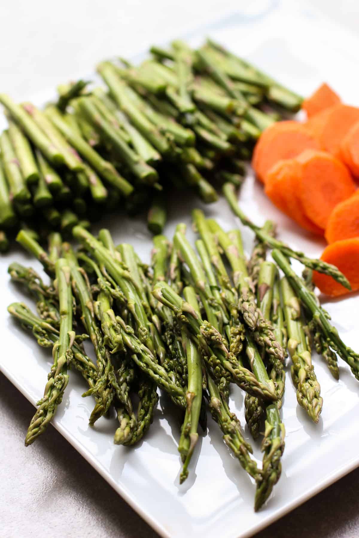 Fresh uncooked asparagus and carrots
