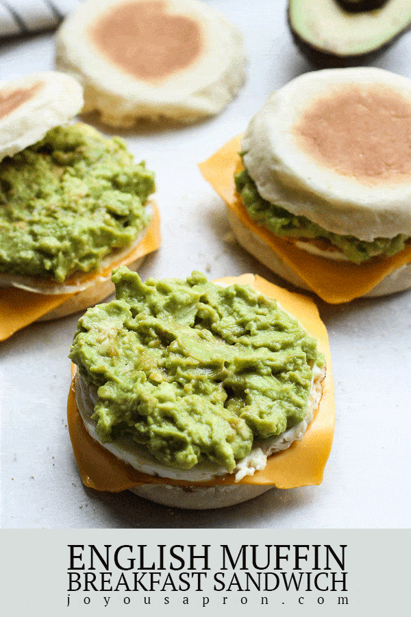 English Muffin Breakfast Sandwich - an easy and yummy breakfast or brunch, also perfect for meal prep! Fried egg, smashed avocados and cheese sandwiched between toasted english muffins. Healthy-ish and simple to make! via @joyousapron