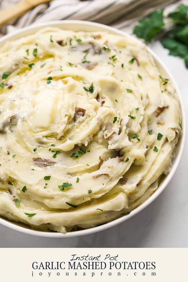 Instant Pot Garlic Mashed Potatoes - creamy, smooth mashed potatoes infused with garlic butter. The classic side dish recipe made easy with the Instant Pot! Yummy side dish for the Christmas and Thanksgiving holidays or dinner anytime. via @joyousapron
