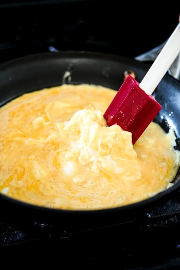 Cooking scrambled eggs in a skillet