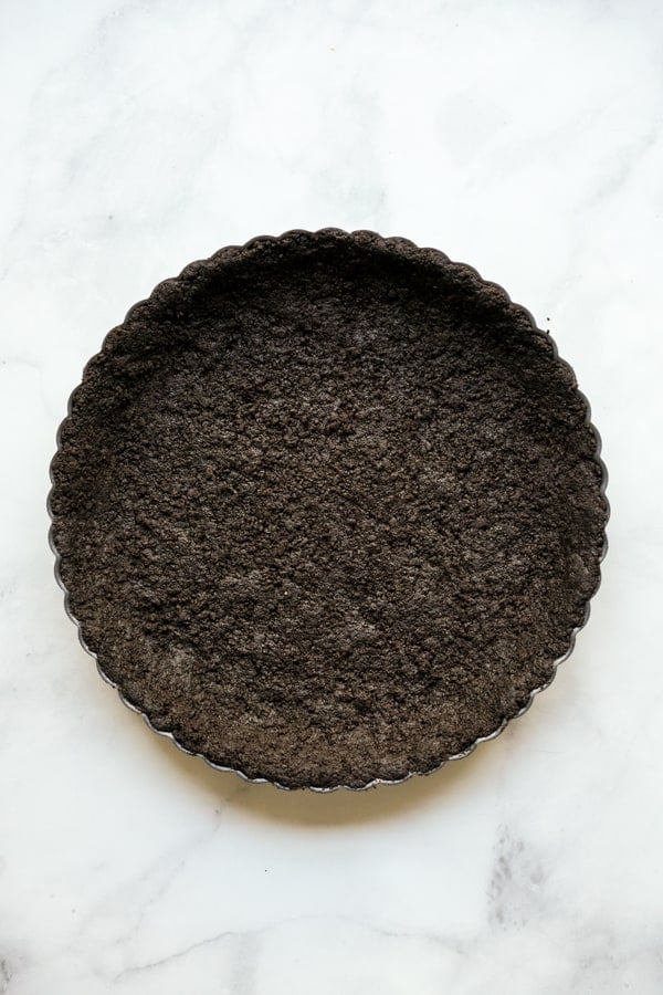 A tart pan with an oreo crust