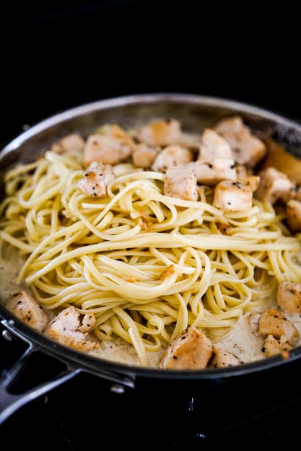 Skillet with linguini pasta and chicken pieces