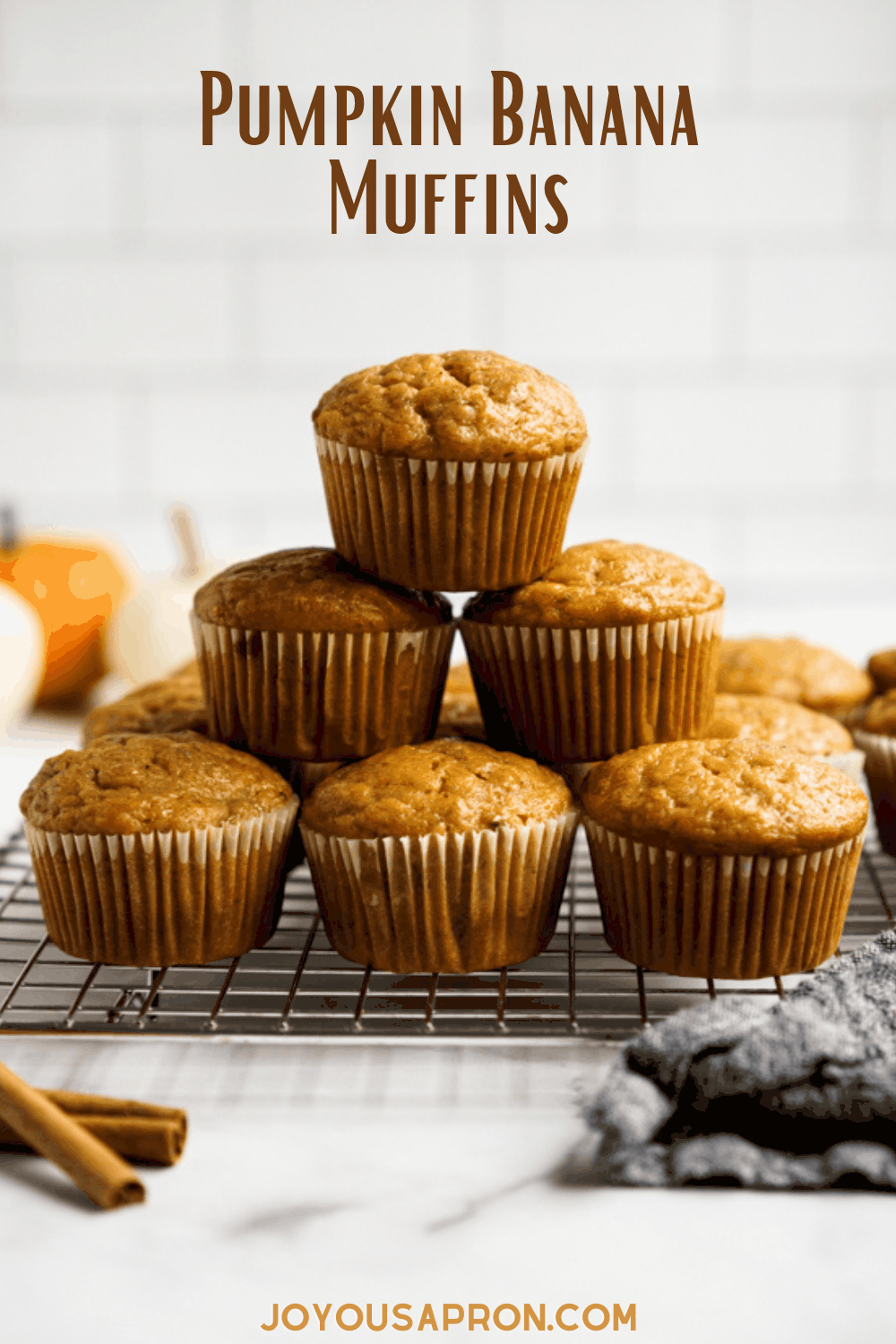 Pumpkin Banana Muffins - Moist and soft muffins with pumpkin and banana flavors make the perfect breakfast and dessert for the Fall! Great for snack, afternoon tea, breakfast and brunch! via @joyousapron
