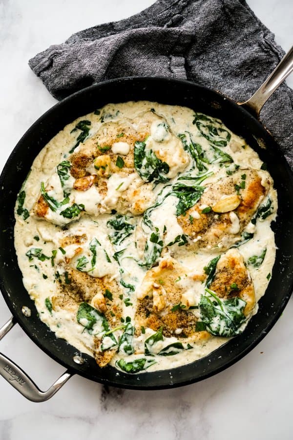 Creamy Spinach Garlic Chicken in a skillet 