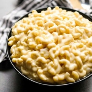 A bowl of creamy macaroni and cheese