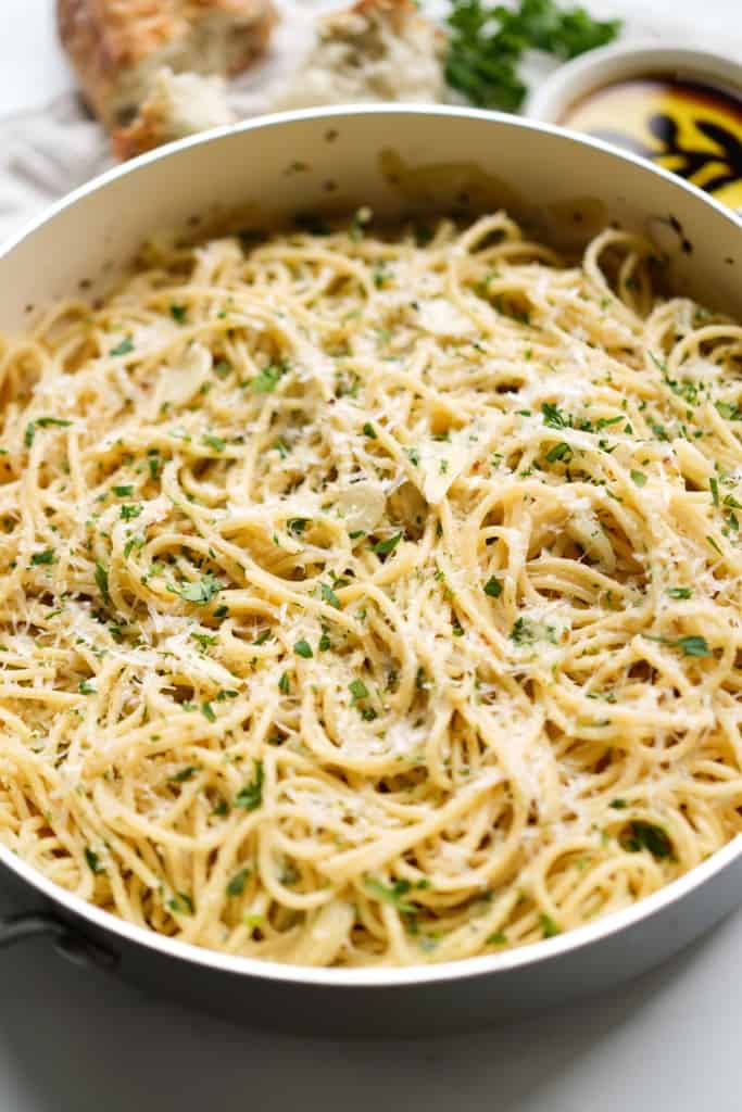 spaghetti alio o elio in a skillet