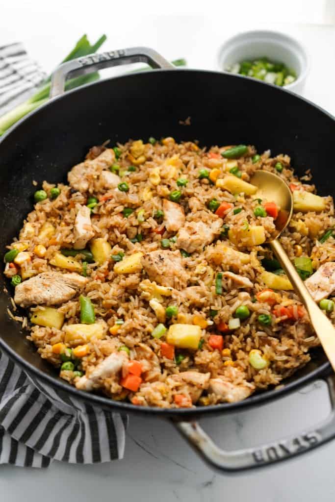 Fried rice with pineapple, chicken pieces, carrots, peas and eggs